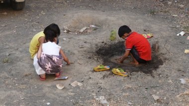 INDIA - 03th FEBRARY, 2020: Hintli çocuklar gündüz vakti su birikintisiyle oynuyorlar 