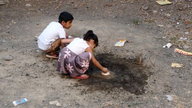 INDIA - 03th FEBRARY, 2020: Hintli çocuklar gündüz vakti su birikintisiyle oynuyorlar 