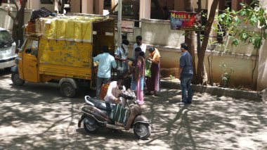 INDIA - 08 Mayıs 2020: Kalabalık gündüz vakti arabanın etrafında sebzelerle dikiliyor