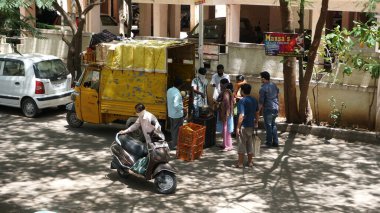 INDIA - 08 Mayıs 2020: Kalabalık gündüz vakti arabanın etrafında sebzelerle dikiliyor