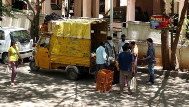 INDIA - 08 Mayıs 2020: Kalabalık gündüz vakti arabanın etrafında sebzelerle dikiliyor