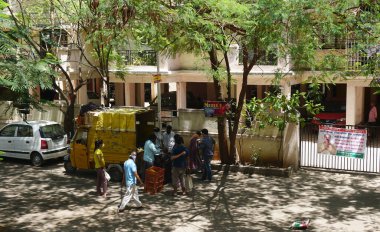 INDIA - 08 Mayıs 2020: Kalabalık gündüz vakti arabanın etrafında sebzelerle dikiliyor