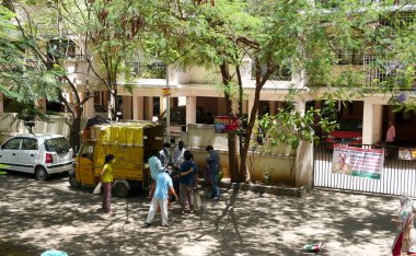 INDIA - 08 Mayıs 2020: Kalabalık gündüz vakti arabanın etrafında sebzelerle dikiliyor