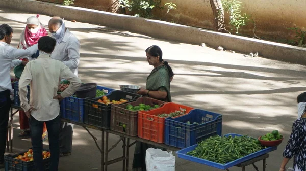 INDIA - 08 Mayıs 2020: Gündüz sebze pazarı ile sokakta duran kalabalık  