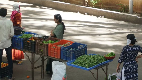 INDIA - 08 Mayıs 2020: Gündüz sebze pazarı ile sokakta duran kalabalık  