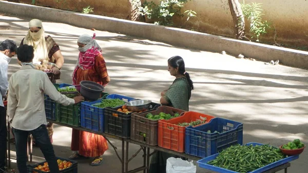 INDIA - 08 Mayıs 2020: Gündüz sebze pazarı ile sokakta duran kalabalık  