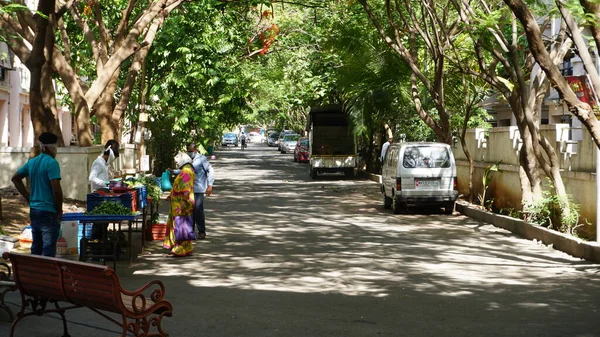 India 2020年5月8日 昼間は野菜市場のある通りに立ち 緑の木々が茂る駐車場 — ストック写真