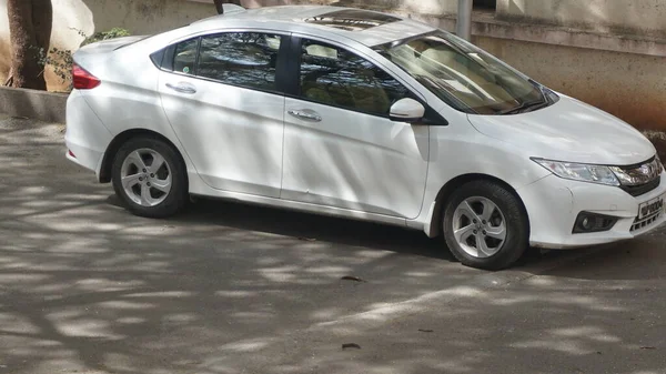 INDIA - 08 Mayıs 2020: gündüz vakti eski Hint şehrinin caddesine park edilmiş beyaz araba 