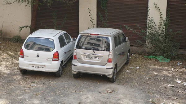 INDIA - 08 Mayıs 2020: Eski Hint şehrinin caddesinde gündüz vakti park etmiş arabalar 