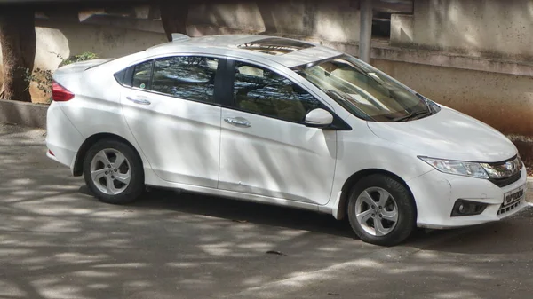 INDIA - 08 Mayıs 2020: gündüz vakti eski Hint şehrinin caddesine park edilmiş beyaz araba 