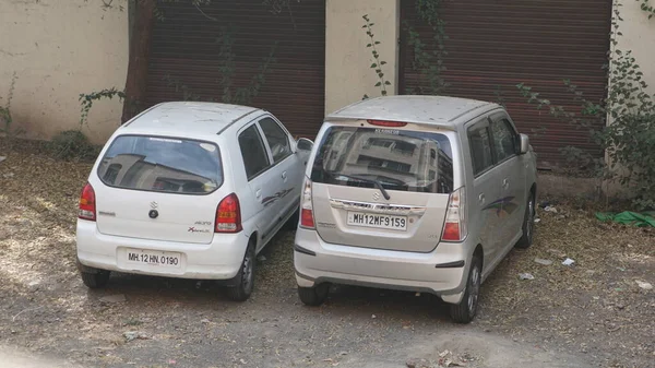 INDIA - 08 Mayıs 2020: Eski Hint şehrinin caddesinde gündüz vakti park etmiş arabalar 