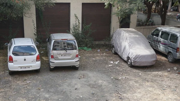 インド 2020年5月8日 昼間に旧インドの街の路上に駐車 — ストック写真