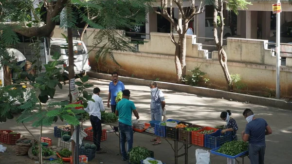 India 2020年5月8日昼間は野菜市場が立ち並ぶ通り — ストック写真