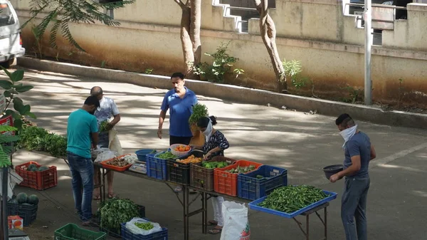 INDIA - 08 Mayıs 2020: Gündüz sebze pazarı ile sokakta duran kalabalık  