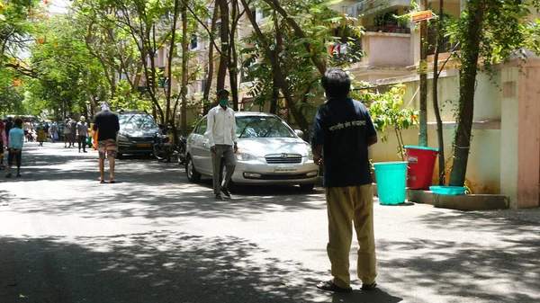 インド 2020年5月1日 昼間に車や緑の木で通りを移動するインド人 — ストック写真