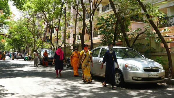 India 2020年5月8日 緑の木々の影に駐車中の車で古い通りを歩く群衆 — ストック写真