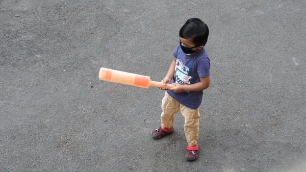 Indien Febrar 2020 Indischer Junge Spielt Tagsüber Mit Cricket Auf — Stockfoto