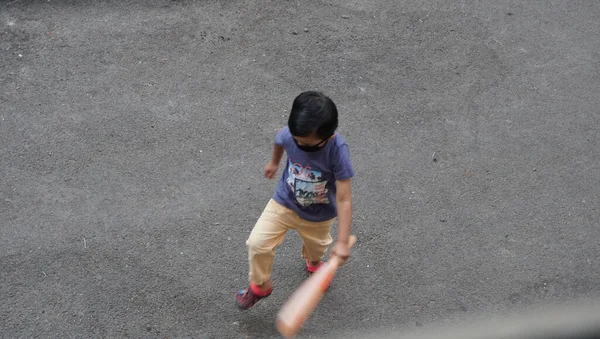 Índia Fevereiro 2020 Menino Indiano Brincando Com Críquete Rua Durante — Fotografia de Stock