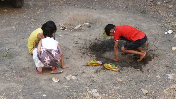 INDIA - 03th FEBRARY, 2020: Hintli çocuklar gündüz vakti su birikintisiyle oynuyorlar 