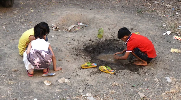 INDIA - 03th FEBRARY, 2020: Hintli çocuklar gündüz vakti su birikintisiyle oynuyorlar 