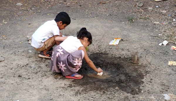 INDIA - 03th FEBRARY, 2020: Hintli çocuklar gündüz vakti su birikintisiyle oynuyorlar 