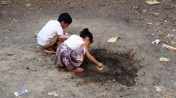 INDIA - 03th FEBRARY, 2020: Hintli çocuklar gündüz vakti su birikintisiyle oynuyorlar 