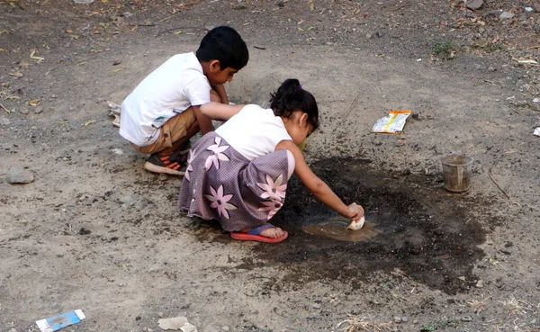 INDIA - 03th FEBRARY, 2020: Hintli çocuklar gündüz vakti su birikintisiyle oynuyorlar 