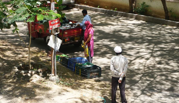 India 2020年5月8日 昼間は野菜市場のある通りに立ち 緑の木々が茂る駐車場 — ストック写真