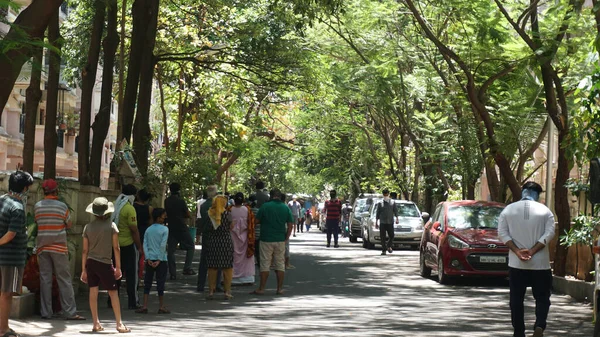 India 2020年5月8日 緑の木々の影に駐車中の車で古い通りを歩く群衆 — ストック写真