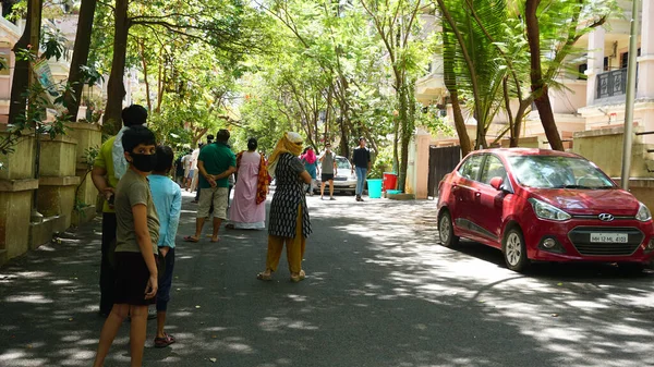 India 08Th May 2020 Crowd Walking Old Street Parked Cars — Stock Photo, Image