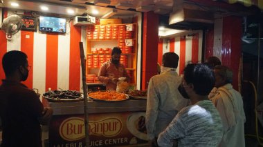 INDIA - 15 EKİM 2021: Geceleyin gıda pazarına yakın duran kalabalık