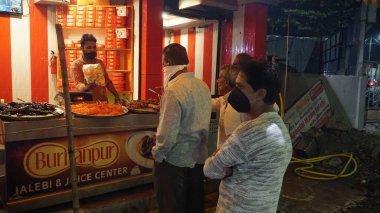 INDIA - 15 EKİM 2021: Geceleyin gıda pazarına yakın duran kalabalık