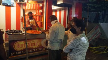 INDIA - 15 EKİM 2021: Geceleyin gıda pazarına yakın duran kalabalık