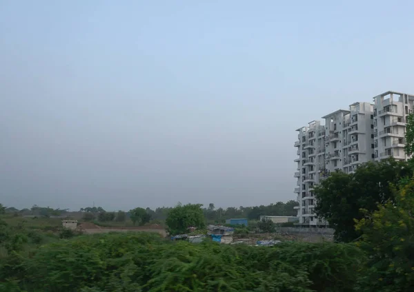 Moderno Edificio Apartamentos Con Arbustos Verdes Antigua Ciudad India Amanecer —  Fotos de Stock