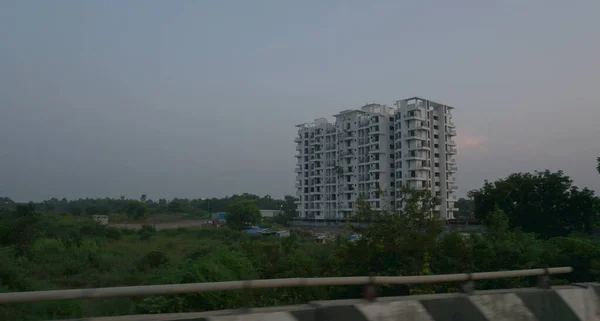 Moderno Edificio Apartamentos Con Arbustos Verdes Antigua Ciudad India Amanecer —  Fotos de Stock