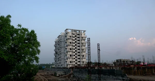 Clădire Apartamente Moderne Tufișuri Verzi Orașul Indian Vechi Răsăritul Soarelui — Fotografie, imagine de stoc