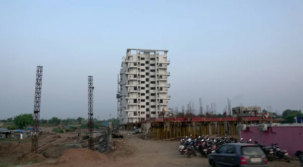 Immeuble Appartements Modernes Avec Buissons Verts Dans Vieille Ville Indienne — Photo