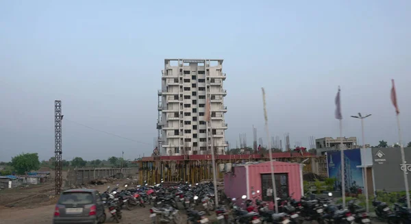 Clădire Apartamente Moderne Tufișuri Verzi Orașul Indian Vechi Răsăritul Soarelui — Fotografie, imagine de stoc