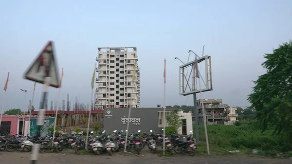Moderne Appartementen Gebouw Met Groene Struiken Oude Indiase Stad Bij — Stockfoto