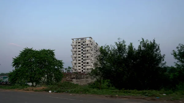 日の出時に古いインドの都市に緑の茂みとモダンなアパートの建物 — ストック写真