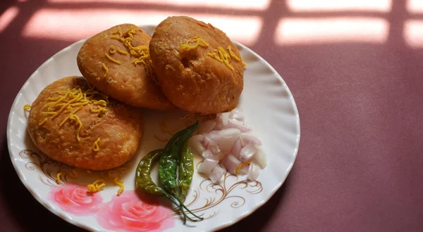 Großaufnahme Des Tellers Mit Frischen Brötchen Und Grünem Paprika — Stockfoto