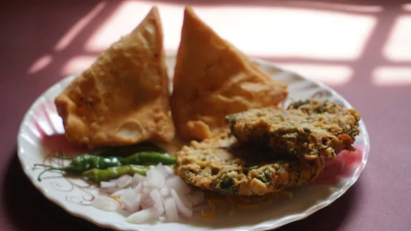 Vegetarische Samosas Met Dipsaus Close Shot Van Traditionele Indiase Gerechten — Stockfoto