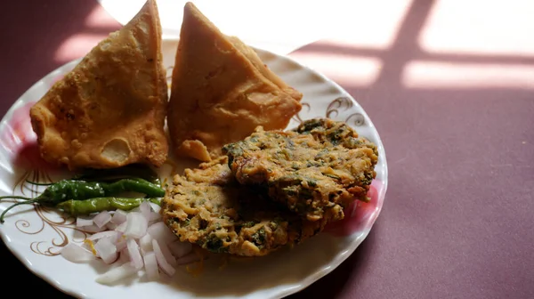 带有浸渍酱汁的素食萨莫沙 印度传统食品的特色菜 — 图库照片
