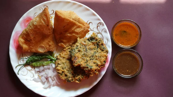 带有浸渍酱汁的素食萨莫沙 印度传统食品的特色菜 — 图库照片