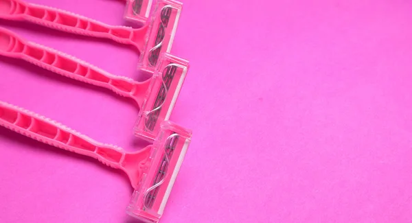 Vrouwelijke Roze Scheermesjes Roze Achtergrond — Stockfoto