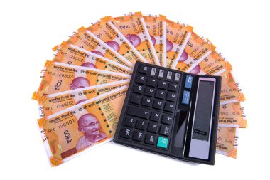 Beyaz arka planda Hint rupi faturaları ve hesap makinesi. Vergi ödeme konsepti veya yatırım çözümleri. Mali planlama ya da muhasebeci evrakları