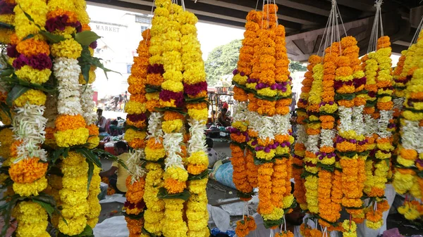 インド 10月2021 インドの花のベンダーは 昼間に街路花市場で彼らのアイテムを提供しています — ストック写真