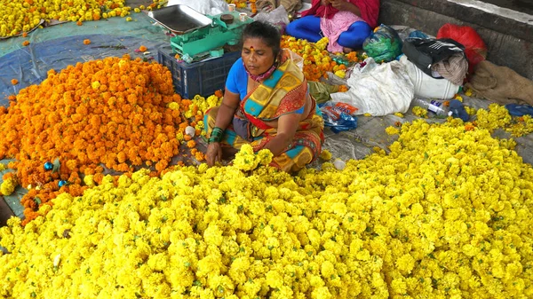 Indien Oktober 2021 Indische Blumenhändler Bieten Ihre Artikel Tagsüber Auf — Stockfoto