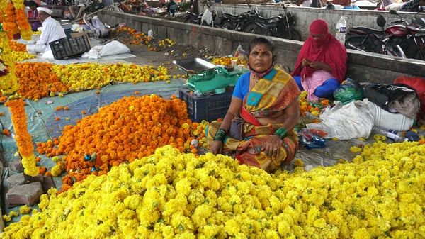 India 15Th Październik 2021 Producenci Kwiatów Indyjskich Oferują Swoje Produkty — Zdjęcie stockowe