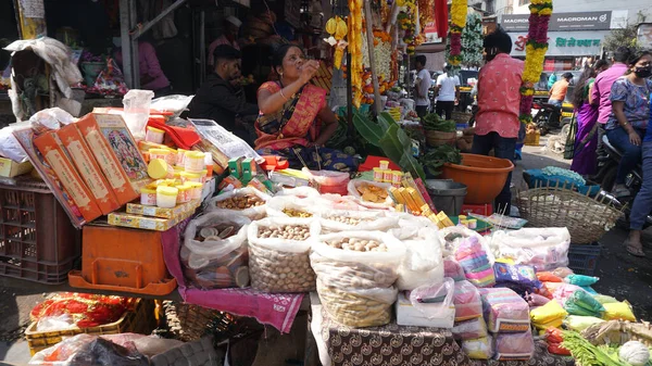 インド 10月2021 インドのベンダーは 昼間にストリートフード市場でアイテムを提供しています — ストック写真